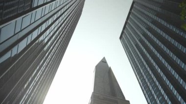 New York City, New York, ABD - 08.01.2024: Upward View of Skyscrapers and a Triangular Tower in New York City. Manhattan 'daki yüksek gökdelenlere bakan bir manzara.