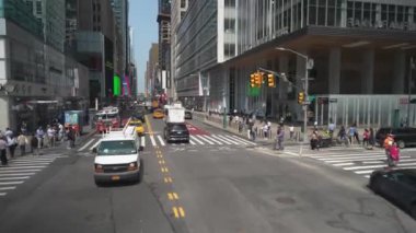 New York, New York, New York, ABD - 08.01.2024: Manhattan şehir merkezindeki hareketli bir kavşak sokaklarda dolaşan yaya ve araçları gösteriyor. Amerika Bankası Kulesi ve yakınındaki