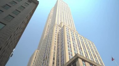 Gökdelen 'in gökyüzüne yükselişinin görüntüsü. Gökyüzüne yükselen Empire State Binası 'nın büyüleyici görüntüsü, karmaşık mimarisini vurguluyor..