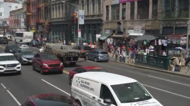 New York City, New York, ABD - 08.01.2024: New York 'taki Çin Mahallesi kültür, ticaret ve günlük yaşamın dinamik bir karışımını sunmaktadır. Sokaklar araba, yerli, turist ve satıcılarla dolu.