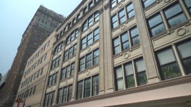 Bina 20. yüzyıl başlarındaki tasarım elementlerini yansıtıyor, tarihi modern kentsel çevre ile harmanlıyor..