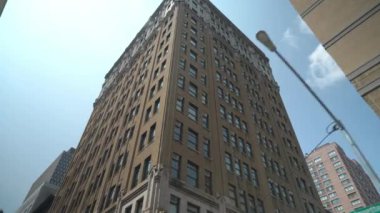 Karmaşık mimari detaylara sahip uzun tuğla bir bina New York 'un açık gökyüzüne yükseliyor. Yapıda 20. yüzyıl başlarındaki mimari mirası yansıtan bir tasarım sergileniyor..