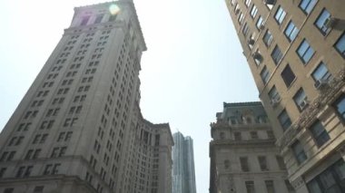 Aşağı Manhattan, New York 'taki birkaç ikonik gökdelenin yukarıdan görünüşü çeşitli mimari stiller sergiliyor. Yüksek binalar şehirlerin canlı tarihini ve modern gelişimini yansıtıyor..