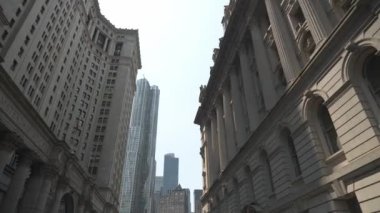 Aşağı Manhattan 'ın Finansal Bölgesi' nde tarihi ve modern mimarinin bir karışımı. Karmaşık cepheli uzun binalar gökyüzüne yükseliyor ve mimari çeşitliliği vurguluyor..