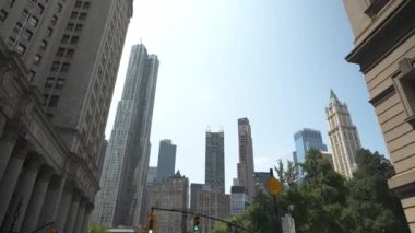 New York 'un Finansal Bölgesi' ndeki tarihi ve çağdaş gökdelenlerin karışımı. Yükselen simgeler açık bir gökyüzüne karşı dik durarak bölgenin mimari evrimini gözler önüne seriyor..