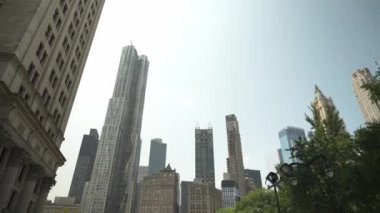 New York Citys Lower Manhattan 'da modern ve tarihi mimarinin çarpıcı bir karışımı. Şehrin üstündeki ikonik gökdelenler şehir tasarımının evrimini vurguluyor..