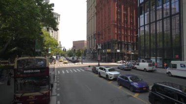 New York City, New York, ABD - 08.01.2024: Manhattan şehir merkezinde trafik, yayalar ve çift katlı bir tur otobüsüyle Vibrant caddesi. Tarihi ve modern binaların karışımı,