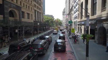 New York City, New York, ABD - 08.01.2024: New York 'ta Broadway ve Wall Street yakınlarında, araçlar, yayalar ve bisiklet kiralama araçlarıyla dolu işlek bir cadde. Finans Bölgesi 'nin enerjisi