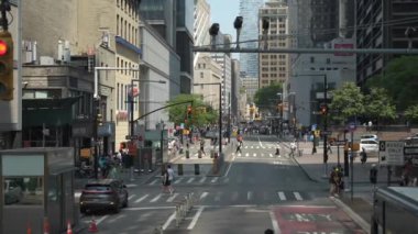New York City, New York, ABD - 08.01.2024: Manhattan şehir merkezinde yayaların caddeyi, trafiği ve yakınlardaki işletmeleri kapsayan hareketli bir kavşak. Görüntü dinamik akışı yakalar