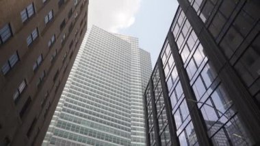 New York City Finans Bölgesi 'ndeki modern gökdelenlerin çarpıcı manzarası. Cam ve tuğla cepheleri Manhattan şehir merkezinin canlı kentsel atmosferini yansıtıyor..