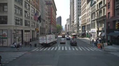 New York City, New York, ABD - 08.01.2024: Manhattan 'ın ortasındaki kalabalık bir cadde, arabalar, dağıtım kamyonları ve yoldan geçen yayalar. Sahnede trafik, perakende mağazaları ve