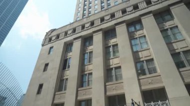 Aşağı Manhattan 'daki tarihi binanın ön cephesinin detaylı bir görüntüsü, ikonik Oculus yapısının yanında yer alıyor..