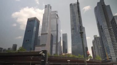 Manhattan 'daki parlak gökdelenlerin cam cephelerinde gökyüzünün yansımaları. Görüntü modern şehir mimarisini ve New York 'un canlı şehir manzarasını yansıtıyor..