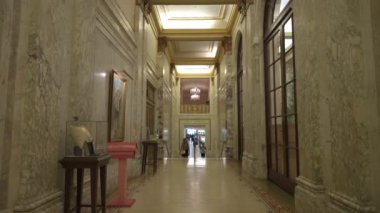 New York City, New York, ABD - 08.01.2024: Büyük mermer koridor karmaşık detay ve yumuşak, sıcak aydınlatma içerir. Koridor sanat eserleri ve süslemelerle süslenmiş ve varlıklı bir yere çıkıyor.