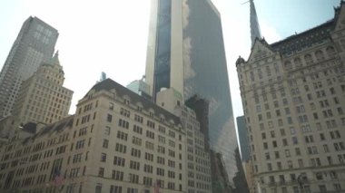 Modern gökdelenler ve New York 'ta tarihi mimari. Zıt tasarımlar, şehirlerin zengin mimari mirası ve kentsel gelişimini vurguluyor.