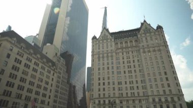 Bu resim New York 'taki tarihi ve modern mimarinin bir karışımını yakalar. İkonik simgeler çağdaş gökdelenlerin yanında duruyor, şehrin dinamik ufuk çizgisini gözler önüne seriyor.