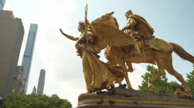General Sherman 'ın altın binicilik heykeli Central Park ve ikonik Plaza Oteli yakınlarında yer alır. Yükselen gökdelenlerin arka planı tarih ve tarih arasında çarpıcı bir kontrastlık yaratır.