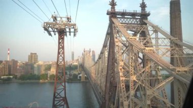 Roosevelt Adası Tramvayı 'nın yanındaki Queensboro Köprüsü' nün detaylı çelik yapısı.
