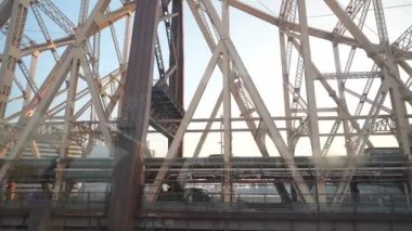 Bu resim New York 'taki Queensboro Köprüsü' nün karmaşık çelik iskeletini vurgular. Ayrıntılı kirişler, destekçiler ve kirişler köprüleri etkileyici mimari ve mühendislik.