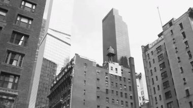 New York 'ta çeşitli mimari tarzlara bakmak, modern gökdelenlerin yanında tarihi kumtaşlarını sergilemek. Zıtlık, şehirlerin zengin şehir manzarasını ve tarihini vurguluyor.