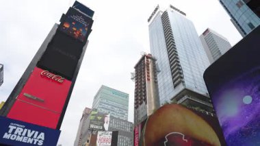 New York City, New York, ABD - 07.29.2024: Kalabalık Manhattan 'da, kalabalık caddeler üzerinde gökdelenler insanlarla dolu. Times Meydanı 'ndaki parlak reklam panoları inşaat sırasında flaş reklamlar