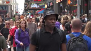 New York, New York, ABD - 07.29.2024: Manhattan sokakları çeşitli yaya grupları sıcak güneşin altında yürürken, sosyalleşirken ve alışveriş yaparken hareketlilik ile dolup taşıyor. Renkler ve enerji doldur