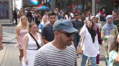 New York City, New York, ABD - 07.29.2024: Manhattan 'ın hareketli sokaklarını dolduran çeşitli bir kalabalık, hem turistler hem de yerel halk çeşitli faaliyetlerde bulunurken, hareketli atmosferi gözler önüne seriyor