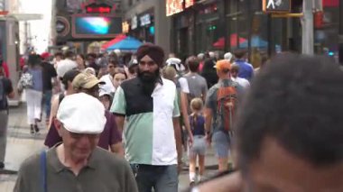 New York City, New York, ABD - 07.29.2024: Çeşitli kalabalıklar sokakları doldururken Manhattan 'ın hareketli enerjisini tecrübe edin. Çeşitli geçmişlere sahip insanlar dükkanlarla dolu bu canlı alanda geziniyorlar.