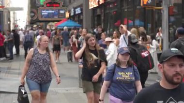 New York, New York, New York, ABD - 07.29.2024: Çeşitli bireylerden oluşan bir kalabalık Times Meydanı, Manhattan 'ın hareketli ortamında hareket ediyor. İnsanlar canlı şehrin tadını çıkarırken atmosfer hayat dolu.