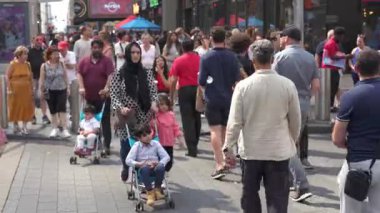 New York City, New York, ABD - 07.29.2024: Kalabalık Manhattan, New York 'ta canlı bir alanda geziniyor, yaz atmosferinin tadını çıkarıyor. Sahne çeşitli kişilere ilgi gösteriyor.