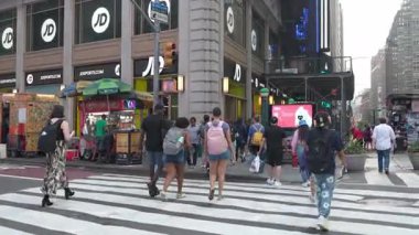 New York City, New York, ABD - 07.29.2024: Yayalar Manhattan 'ın hareketli bir caddesinde gece boyunca dolaşarak şehir hayatının enerji ve çeşitliliğini gösterirler. Yiyecek arabaları ve dükkanlar eklenir