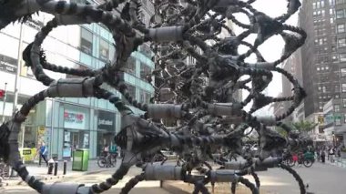 New York City, New York, ABD - 07.29.2024: Çarpıcı bir sanat enstitüsü Manhattan 'da dikkatleri çekiyor, yaratıcı bir ekranla iç içe geçmiş karmaşık metal tasarımlar sergiliyor. Hareketli şehir.