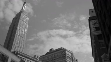 Empire State Binası, Manhattan 'ın parlak siluetinin ortasında siyah ve beyaz renkte duruyor. Ziyaretçiler aydınlık bir günde New York 'un mimari güzelliğini deneyimleyerek özünü yakalıyorlar.
