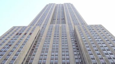 Manhattan 'da ünlü bir gökdelenin mimari güzelliğini keşfedin. Bu çarpıcı bina New York şehrindeki karmaşık tasarımı ve yüksek varlığıyla ufuk çizgisine hükmediyor..