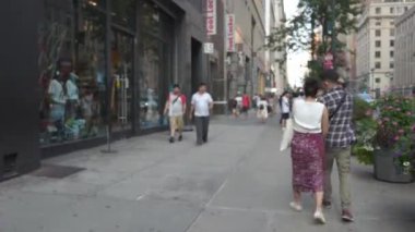 New York City, New York, ABD - 07.29.2024: İnsanlar Manhattan 'ın hareketli kaldırımlarında yürür, canlı bir yaz modasını canlı atmosfer arasında sergiler, şehrin enerjisini yansıtır
