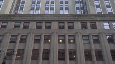 Manhattan 'daki Empire State Binası' nın karmaşık tasarımı ve sağlam yapısını keşfedin. New York mimarisinin benzersiz karakterini büyük pencereler ve Art Deco manzaralarıyla sergileyin.