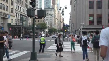 New York, New York, New York, ABD - 07.29.2024: Yaya trafiği Manhattan 'da yoğun bir kavşağı tıkıyor. Yoğun atmosfer New York 'un özünü yakalıyor.