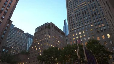 Rockefeller Merkezi 'nin binaları güneş New York' un üzerinde batarken parlıyor. Art Deco ve modern gökdelenlerin karışımı çarpıcı bir şehir manzarası yaratır..