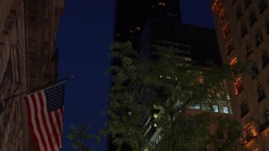 New York City, New York, ABD - 07.29.2024: Akşam boyunca Manhattan 'ın büyüleyici siluetini keşfedin. Lüks markaların aydınlatılmış vitrinleri New Avenue 'da Beşinci Cadde boyunca ışıldıyor.