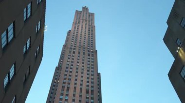 Çarpıcı bir manzara Manhattan 'daki gökdelenleri yakalıyor etkileyici yüksekliğini ve karmaşık tasarımını gözler önüne seriyor. Canlı mavi gökyüzü bu şehir manzarası için çarpıcı bir zemin oluşturur..