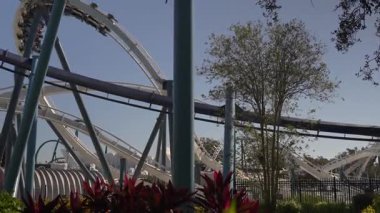 Bir deniz parkında hız treninde sürücüler sevinçten çığlık atarken heyecanlı anlar bizi bekliyor. Parlak güneş, canlı yeşilliği ve eğlence dolu atmosferi tamamlıyor..