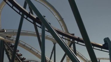 Lunaparkta unutulmaz bir lunapark treninin heyecanını yaşayın. Heyecan verici düşüşlere ve dönüşlere tanık olun. Sürücüleri sevinçle gökyüzüne karşı çığlık çığlığa bırakırlar..