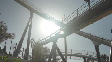 Ziyaretçiler, öğleden sonra güneşinin tadını çıkarırken Deniz Dünyası 'nda heyecanlı gezintilerin tadını çıkarıyorlar. Parkta heyecan verici etkinlikler ve aile dostu deneyimler yer alıyor..