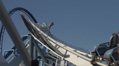 Lunaparktaki heyecanı hissedin lunaparktaki hız treni bükülürken ve gökyüzüne karşı dönerken. Adrenalin patlaması parkı gezen tüm heyecan arayanları bekliyor..