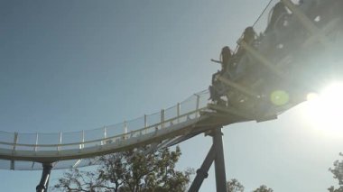 Ziyaretçiler hız treni gibi adrenalin hissediyorlar. Parlak bir güneş ışığının arka planına dik bir şekilde tırmanıyorlar. Deniz parkında arkadaşlarıyla ya da aileleriyle geçirdikleri günün heyecanını ve neşesini sergiliyorlar..