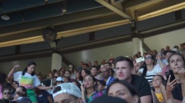 Orlando, Florida, ABD - 11.15.2024: Kalabalık popüler bir deniz parkı olan Sea World 'de canlı bir arenada toplandı. Katılımcılar heyecanla heyecan verici gösterileri bekliyorlar, günün tadını çıkarırken heyecanlarını ve beklentilerini gösteriyorlar..