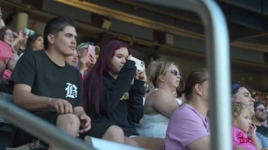 Orlando, Florida, ABD - 11.15.2024: Aileler heyecan verici deniz performanslarına tanıklık etmek, telefonlarındaki eğlenceli anları yakalamak ve popüler bir su ortamında keyif ve heyecanı paylaşmak için bir araya geldiler..