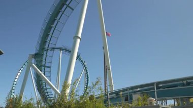 Güneşli bir günde lunaparkta salınan ve dönen adrenalinin coşkusunu hissederken bardak altlığı yüksekliğinden nefes kesici manzaranın tadını çıkarın..