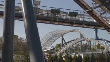 Deniz Dünyası eğlence parkındaki heyecan verici gezintileri, çarpık rayları ve heyecan verici damlaları keşfedin. Ziyaretçiler canlı bir atmosferde heyecan arayan deneyimlerden hoşlanırlar..