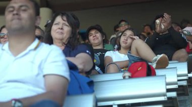 Orlando, Florida, ABD - 11.15.2024: Çeşitli bir grup insan katlı koltuklarda oturup bir performansı izliyor. Gündelik sahne farklı duyguları yakalar, sakin dikkatten hafif sohbete kadar..